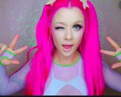 The model is known for experimenting with her hairs.